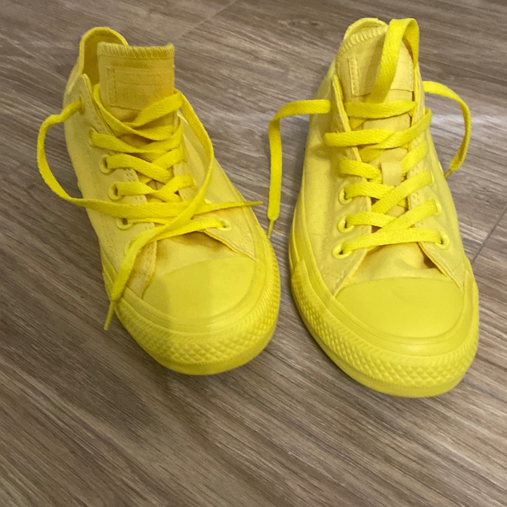 Converse yellow
